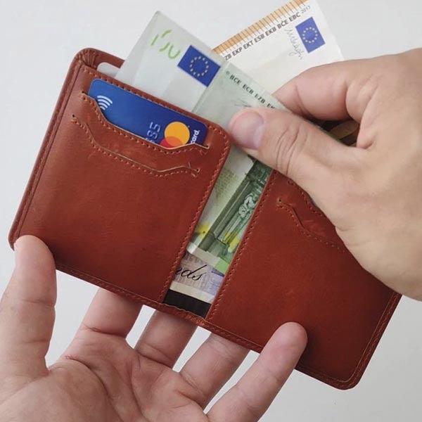 محفظة جلد – الأناقة والعملية في تصميم واحد